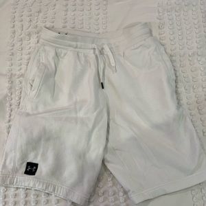 UNDER ARMOUR WHITE SHORTS SIZE MEDIUM